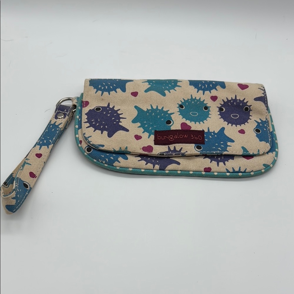 Bungalow 360 Puffer Fish Wristlet in Blue and Cream